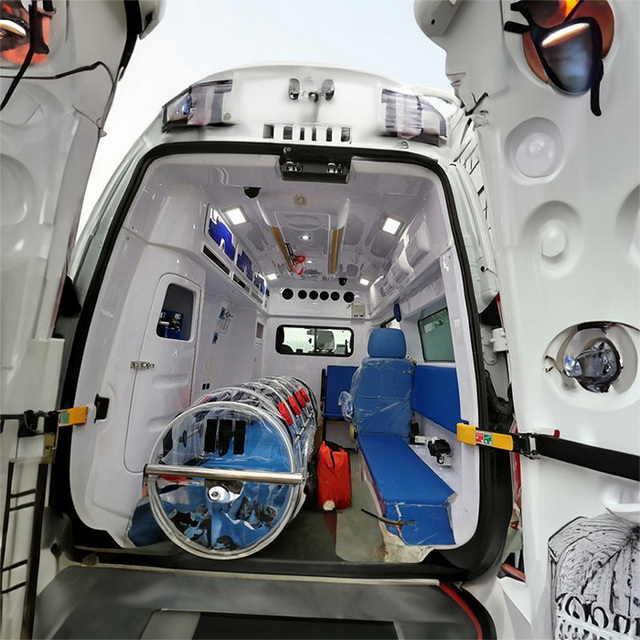 银川市金凤租私人救护车转院到迎水桥铁路医院救护车出租中心多少钱