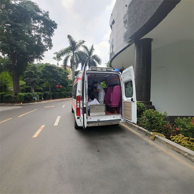 银川市西夏区租私家救护车转院到贺兰县中医院正规救护车出租电话多少